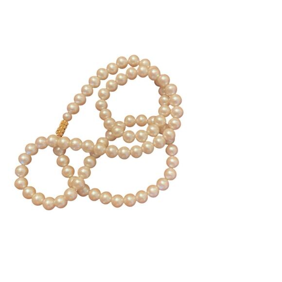 Womens Vintage Faux Pearl Necklace with a Gold tone barrel clasp Classy - Picture 4 of 4